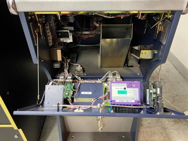 895422-16 Amatic Game computer takes new banknotes