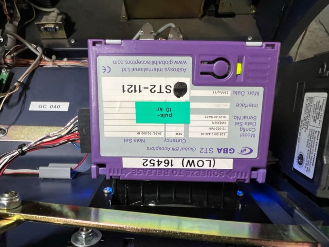 895422-17 Amatic Game computer takes new banknotes