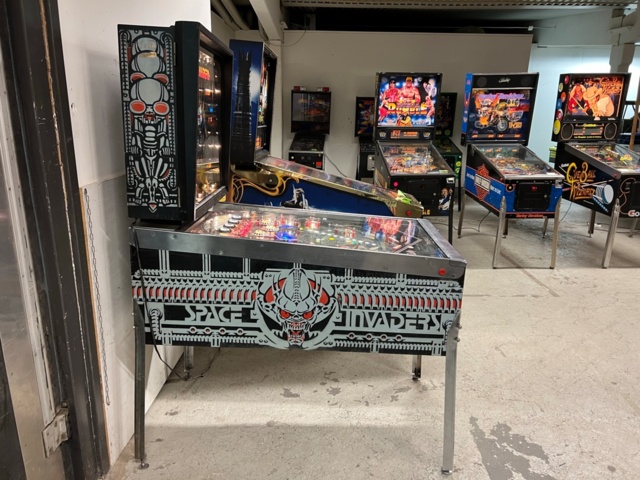 895431-3 Pinball game Bally Space Invaders -1980