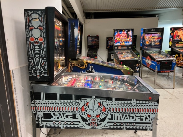 895431-4 Pinball game Bally Space Invaders -1980