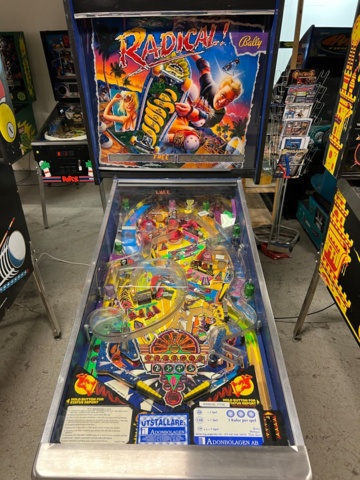 895436-4 Pinball game Bally Radical! -1990