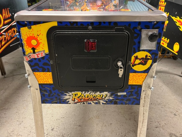 895436-9 Pinball game Bally Radical! -1990