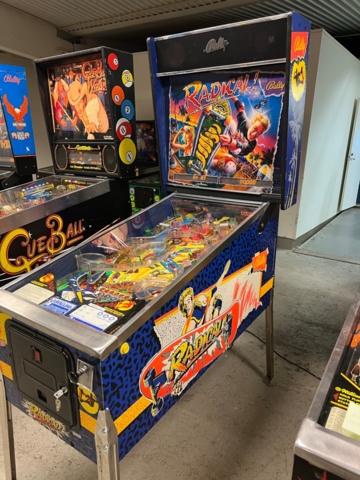895436-2 Pinball game Bally Radical! -1990