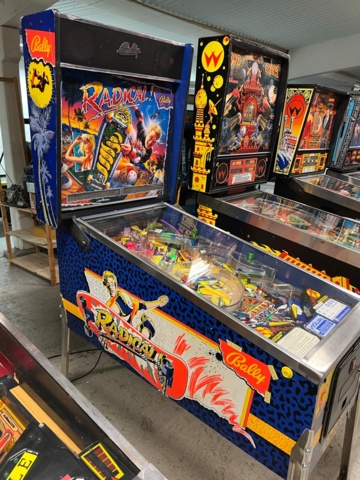 895436-3 Pinball game Bally Radical! -1990