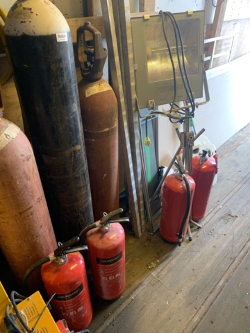 916596-3 Fire extinguisher 8 pcs, power stations, construction fans 9 pcs