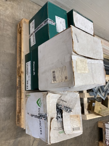 918233-2 Assortment of building materials (ventilation hoods, roof steps, rails and sills, etc.)