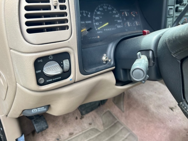 895668-48 Chevrolet Silverado K1500 Single Cab 5.7 V8 4WD - 1997