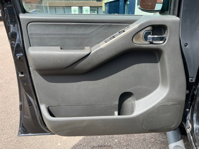 895674-28 Nissan Navara Double Cab 2.5 dCi 4x4 - 2008