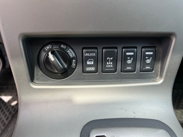 895674-35 Nissan Navara Double Cab 2.5 dCi 4x4 - 2008