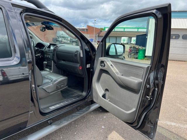 895674-40 Nissan Navara Double Cab 2.5 dCi 4x4 - 2008
