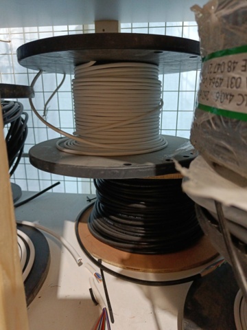 889158-12 Lot with Electric Cable