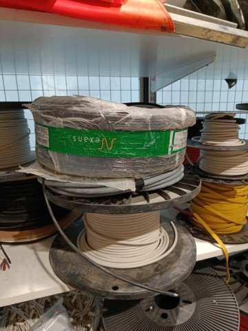 889158-13 Lot with Electric Cable