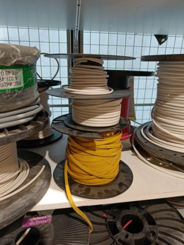 889158-16 Lot with Electric Cable