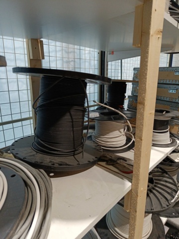 889158-19 Lot with Electric Cable