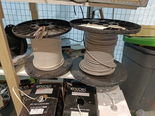 889158-21 Lot with Electric Cable