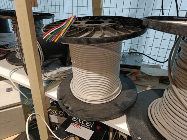 889158-23 Lot with Electric Cable