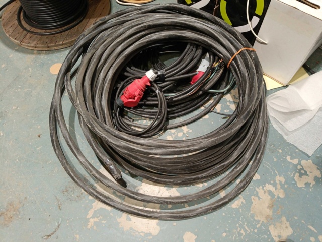 889158-27 Lot with Electric Cable