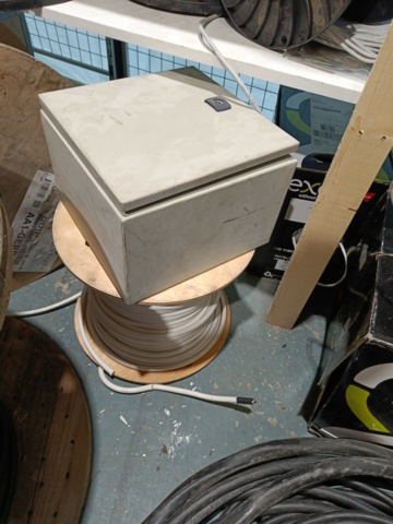 889158-28 Lot with Electric Cable