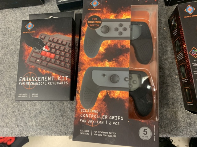 916666-12 Gaming equipment, powerbank, mice, controllers etc.