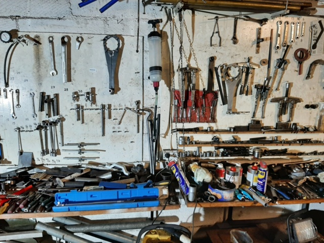 868446-3 Large collection with various hand tools & tools