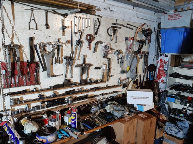 868446-4 Large collection with various hand tools & tools