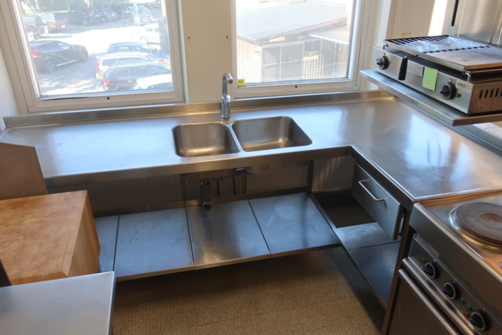 925313-1 L-shaped stainless steel bench with hob and mixer