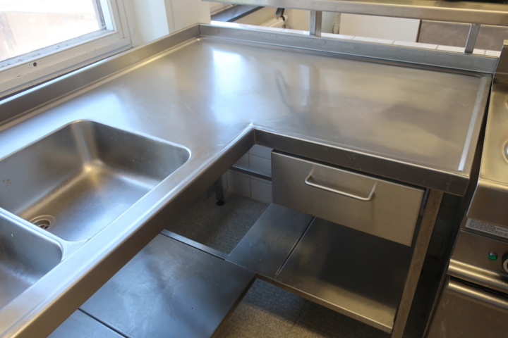 925313-2 L-shaped stainless steel bench with hob and mixer