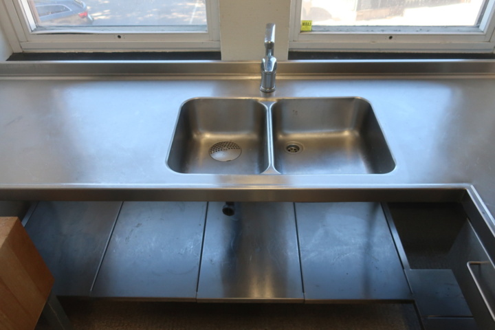 925313-3 L-shaped stainless steel bench with hob and mixer