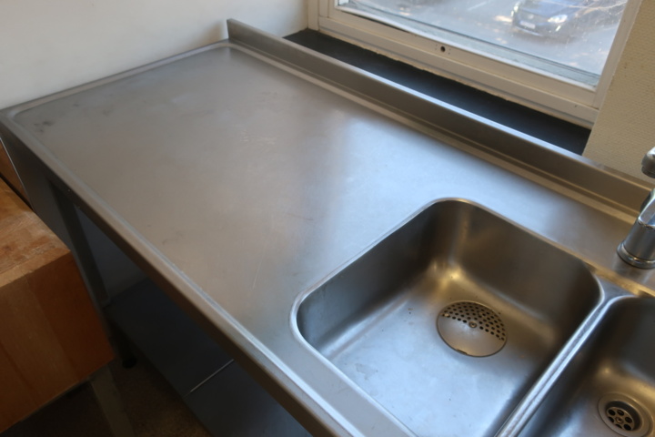 925313-4 L-shaped stainless steel bench with hob and mixer