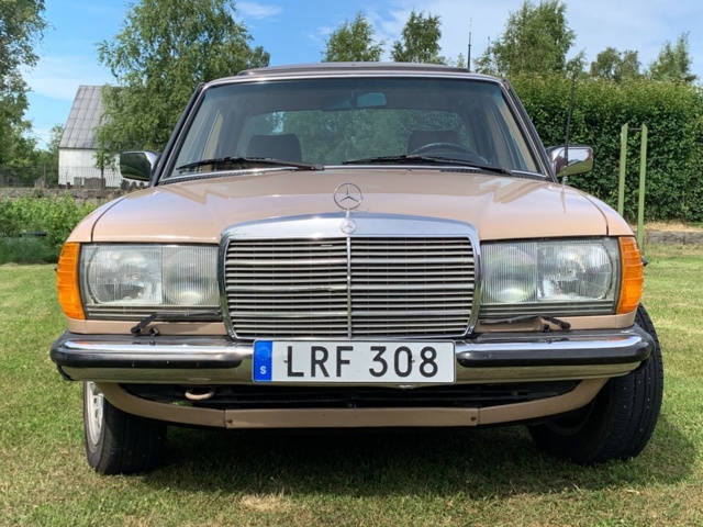 925657-2 Mercedes-Benz 200 -1983