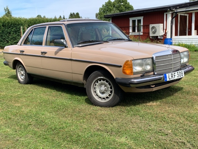 925657-3 Mercedes-Benz 200 -1983