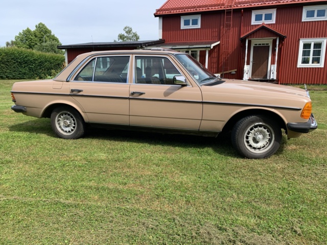 925657-4 Mercedes-Benz 200 -1983