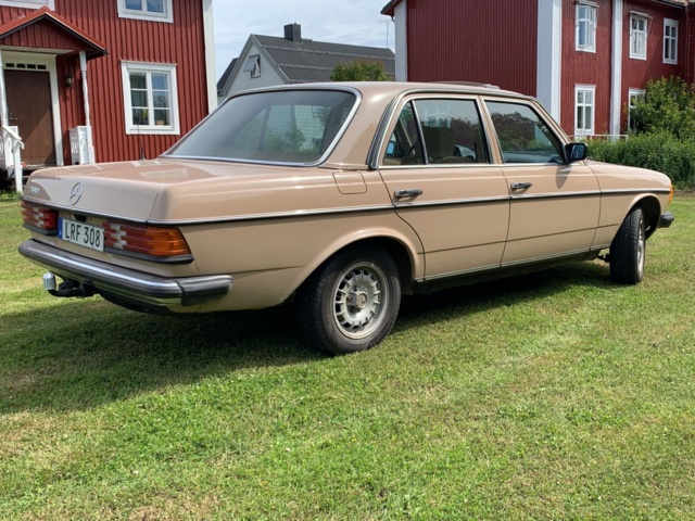 925657-5 Mercedes-Benz 200 -1983