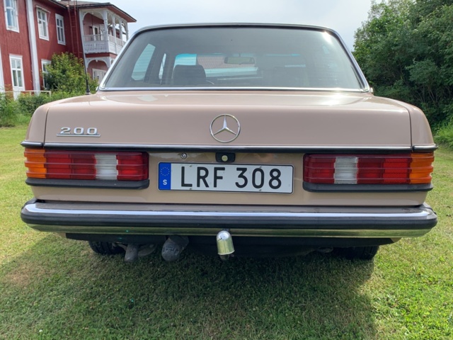 925657-6 Mercedes-Benz 200 -1983
