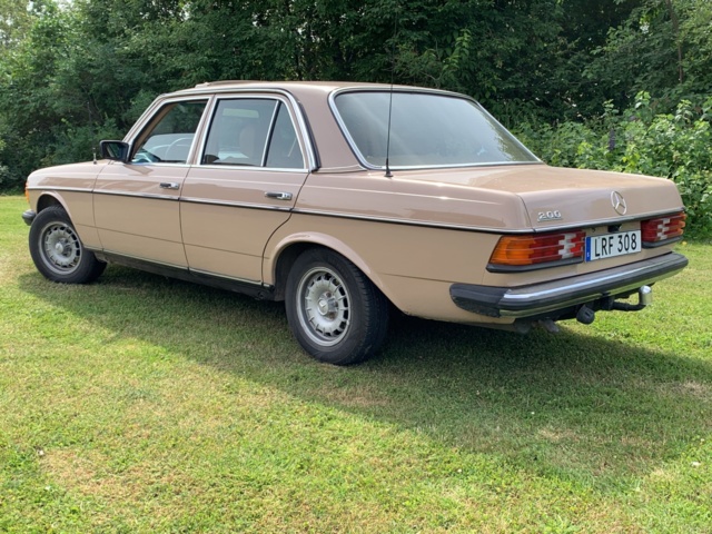 925657-7 Mercedes-Benz 200 -1983