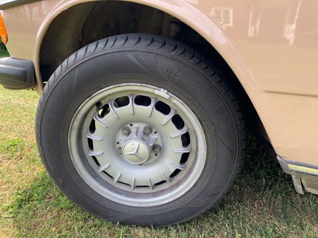 925657-13 Mercedes-Benz 200 -1983