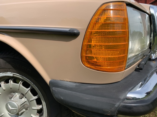 925657-19 Mercedes-Benz 200 -1983