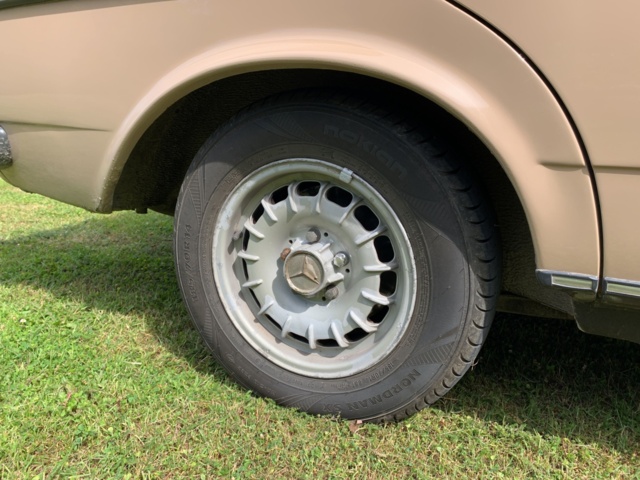 925657-24 Mercedes-Benz 200 -1983