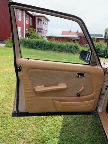 925657-32 Mercedes-Benz 200 -1983