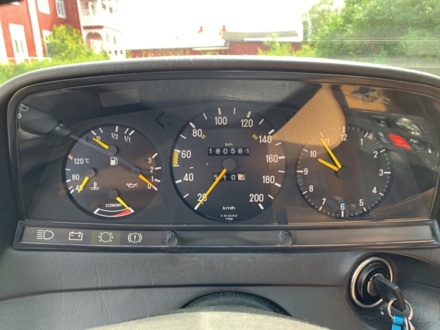 925657-36 Mercedes-Benz 200 -1983