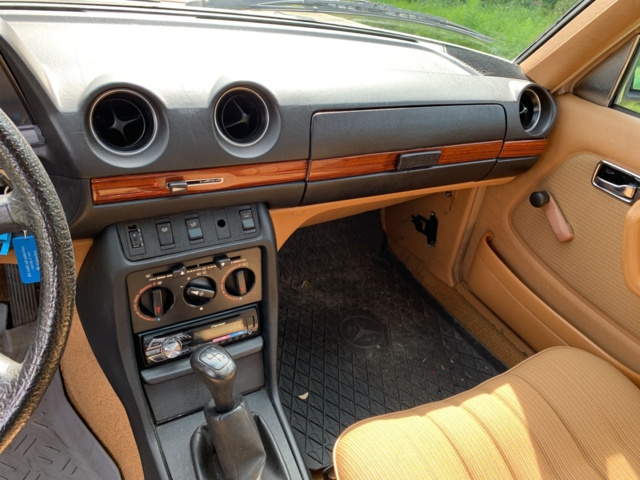 925657-37 Mercedes-Benz 200 -1983