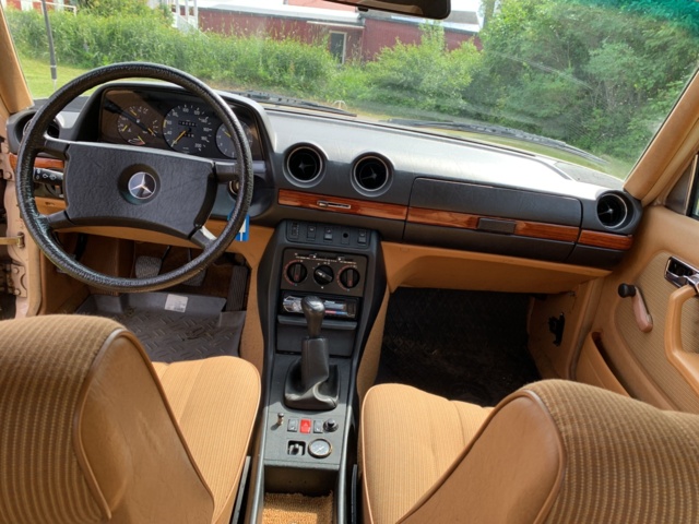 925657-44 Mercedes-Benz 200 -1983