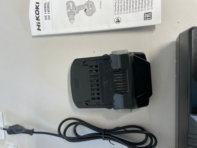 882426-11 Drill screwdriver Hikoki DS 18DBSL, battery charger, and batteries 2 pcs