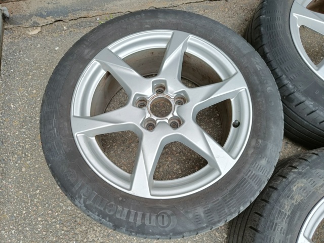 887523-3 4st Audi fälgar med sommardäck