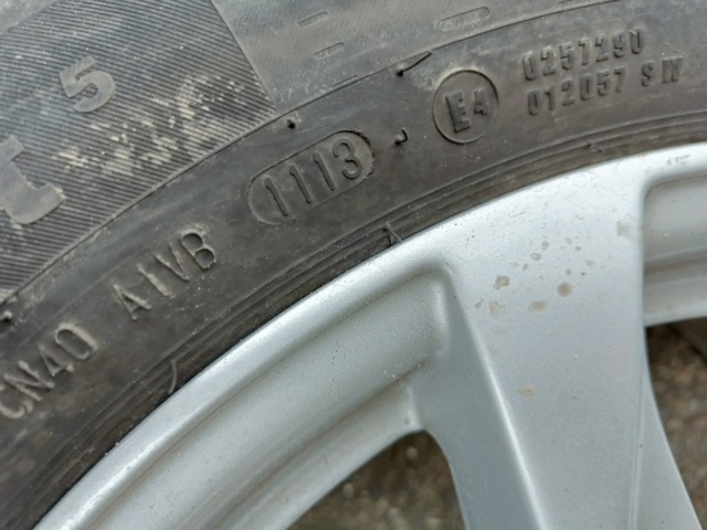 887523-9 4st Audi fälgar med sommardäck
