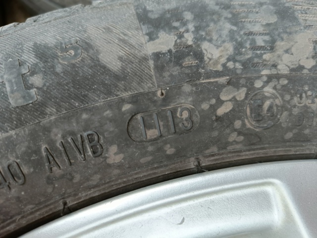 887523-8 4st Audi fälgar med sommardäck