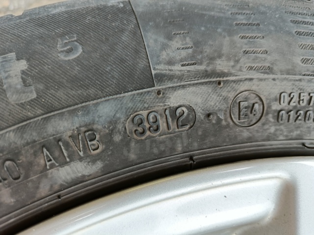 887523-7 4st Audi fälgar med sommardäck