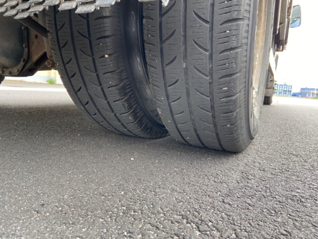 912548-23 Iveco Daily 3.0 HPT with crane and long bed -2006