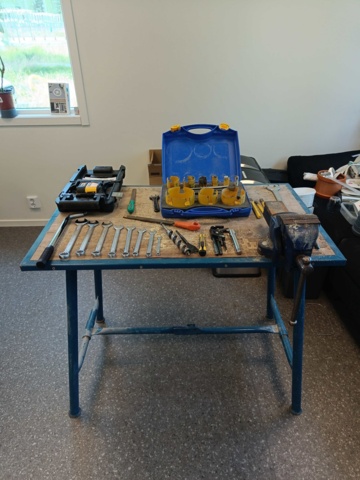 889271-1 Work table with vise and hand tools