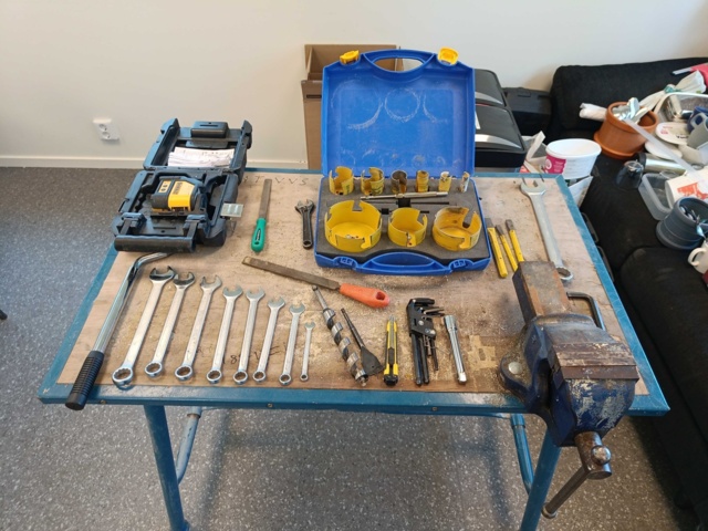 889271-2 Work table with vise and hand tools